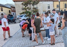 Participantes en la gincana con los enfermeros Alicia Quintano y Néstor Sauce