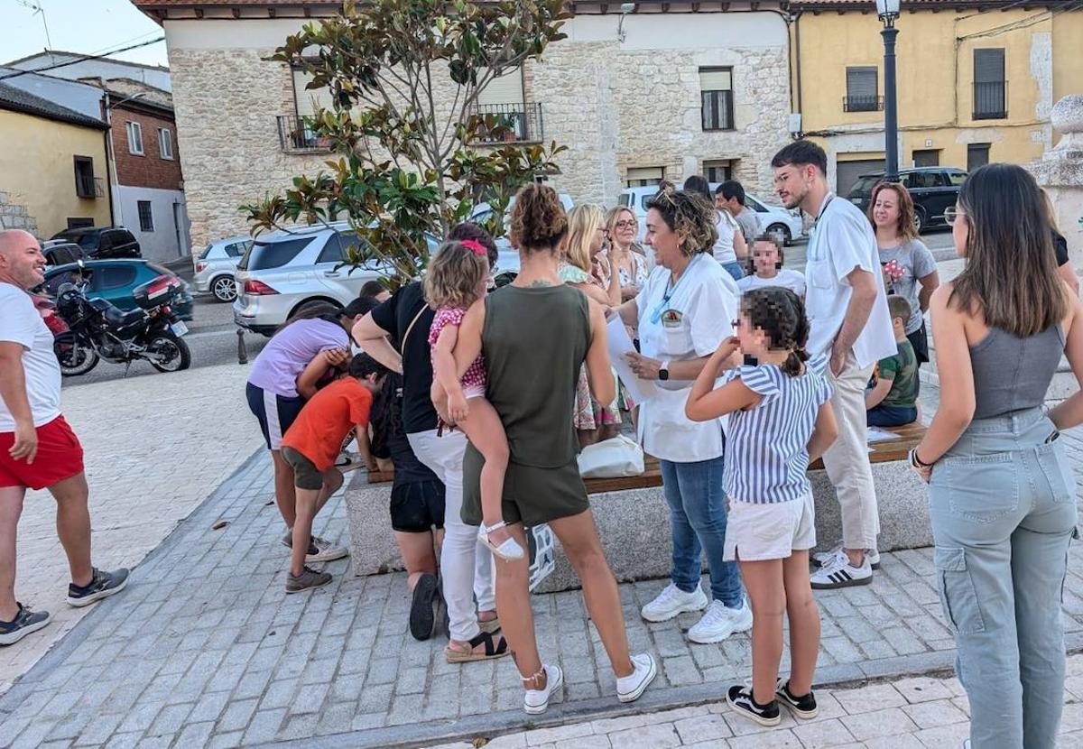 Participantes en la gincana con los enfermeros Alicia Quintano y Néstor Sauce