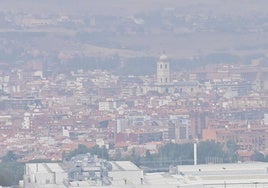 El humo enturbia el cielo de Valladolid en una imagen captada desde el cerro de San Cristóbal.