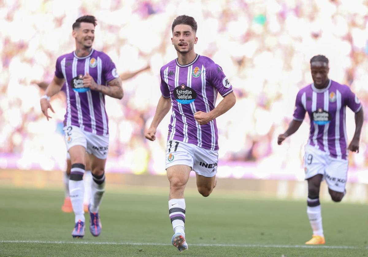 Luis Pérez, Raúl Moro y Amath celebran el gol del extremo ante el Espanyol.