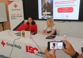 La presidenta de Cruz Roja, Ana María Pérez del Río, y la artista Rosana Largo presentan la iniciativa.