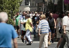 Varias personas caminan, esta semana, por la calle Santiago.