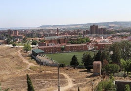 Terrenos junto al campo de fútbol del Otero en los que se construirá el aparcamiento.