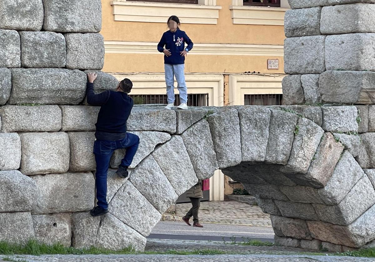 Turistas suben al Acueducto de Segovia en la plaza de Día Sanz en una fotografía de archivo.