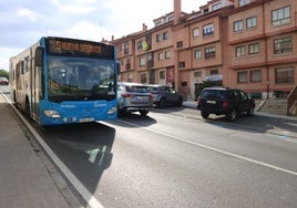 Un autobús de la línea 5 se dirige a la plaza de Artillería a traves de la calle San Gabriel.