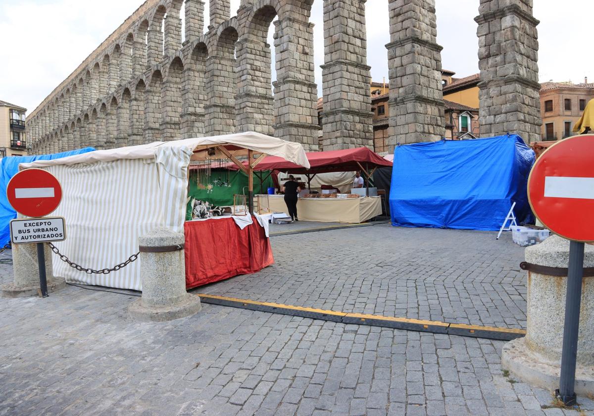 Paso para vehículos de emergencia entre los puestos del mercado romano.