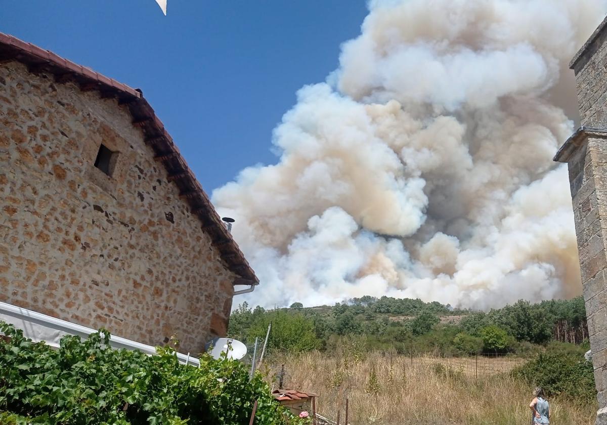 Frenan el avance de las llamas en Monterrubio de La Demanda