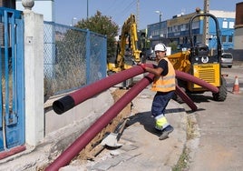 Los operarios trabajan en el polígono de Argales este jueves, tras la reanudación de las obras.