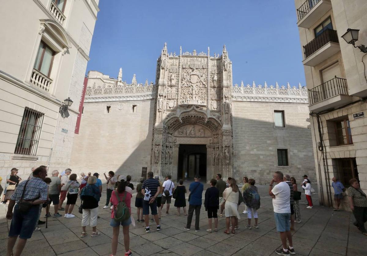 Turistas, en la entrada del Museo Nacional de Escultura.