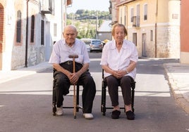 Emiliano Mato y Clara Asensio, de 96 y 100 años, en la calle de La Fuente en Wamba