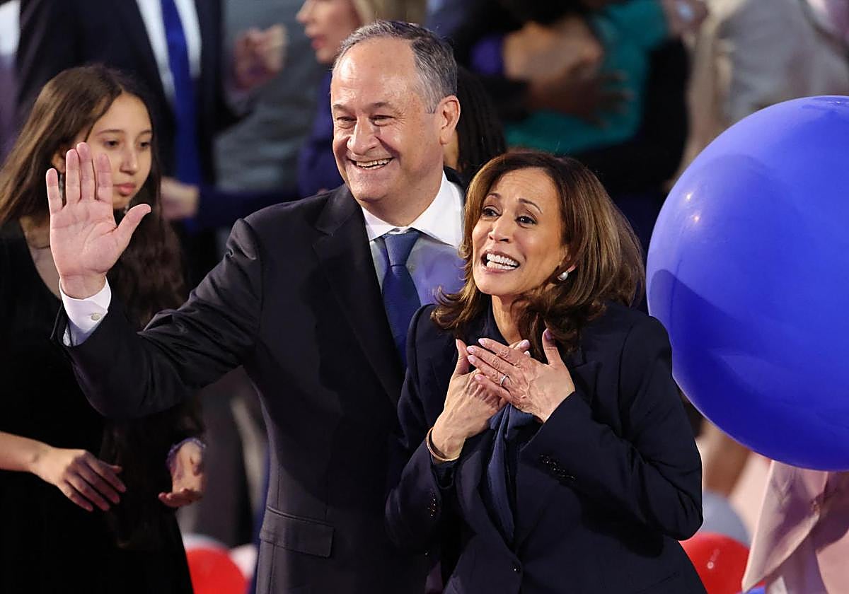 Kamala Harris y su marido, Doug Emhoff, en un momento de la convención demócrata.