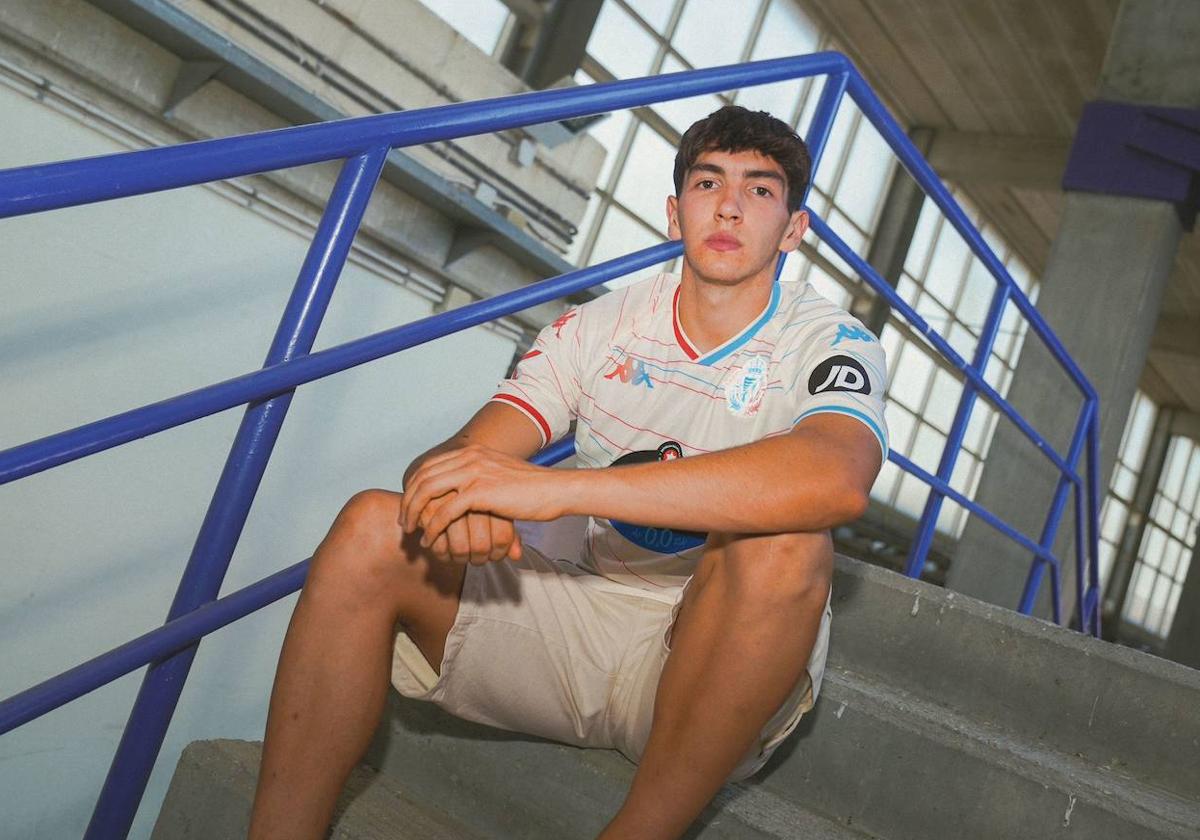 Mario Martín posa en las escaleras de acceso a la grada, en el estadio Zorrilla.