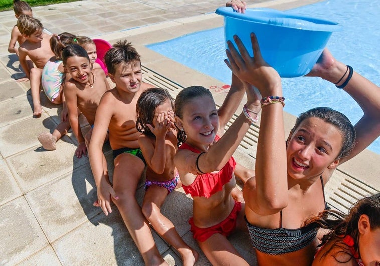 Niños de Bercero divirtiéndose con actividades acuáticas en la piscina municipal