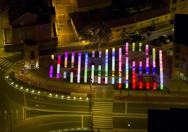 Vista aérea nocturna de la plaza de Ciudades Hermanas.