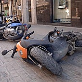 ¿Qué hacer si te tiran la moto aparcada?