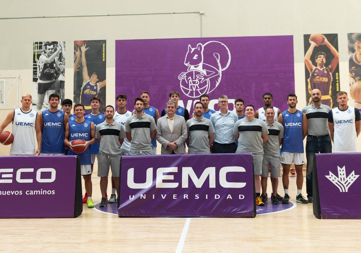 Imagen del equipo y el cuerpo técnico durante el entrenamiento.