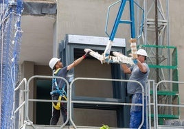 Obreros trabajan en la construcción.