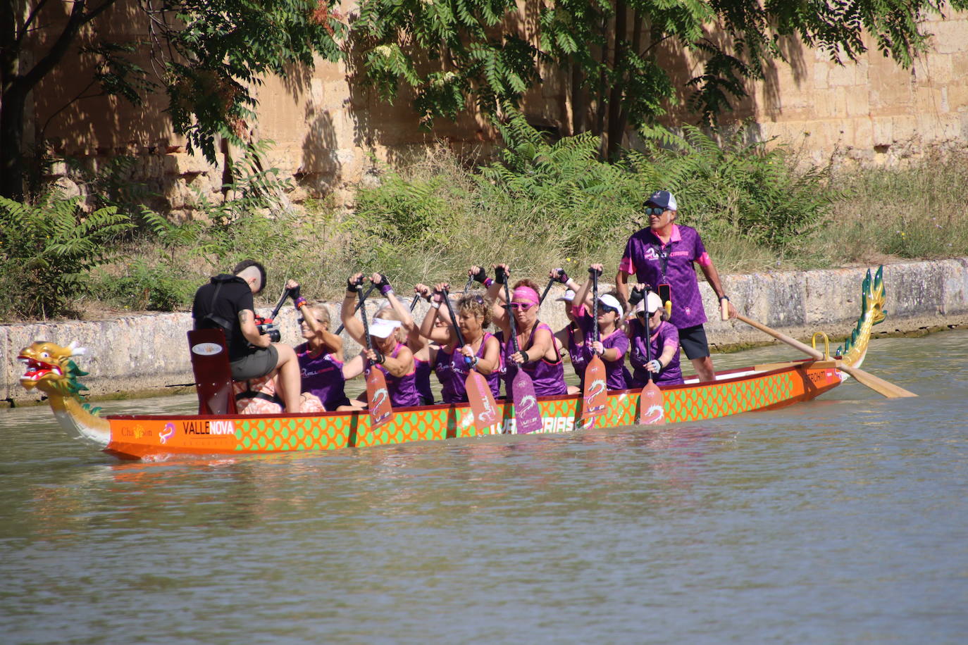 Las Vallkirias Pisuerga surcan las aguas del Canal de Castilla en Rioseco