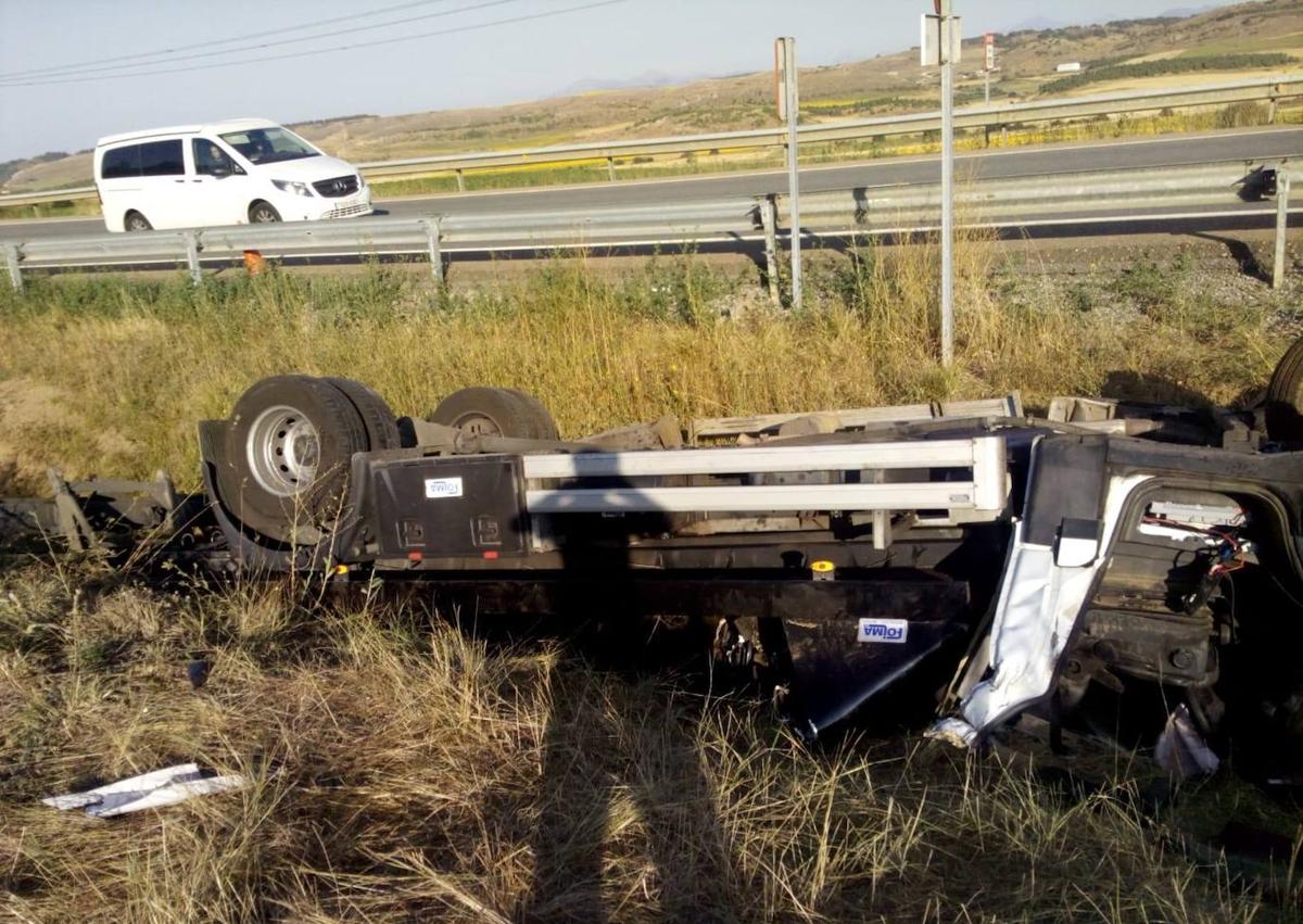 Imagen secundaria 1 - Accidente de la grúa que transportaba el turismo.