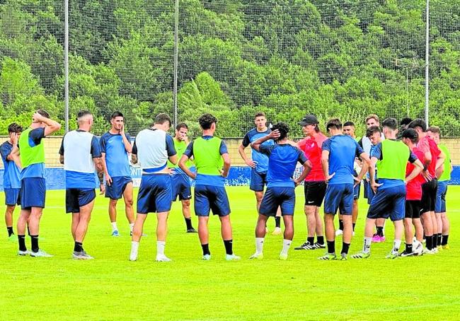 Julen Guerrero dirige el entrenamiento del Amorebieta.