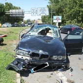 Un herido en Salamanca tras dar destrozar su BMW con varias vueltas de campana en una rotonda