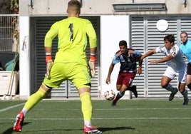 Javi Borrego intenta marcharse de un rival esta pretemporada.