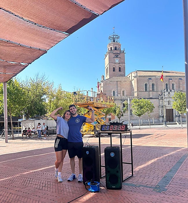 Alex Santaella y Blanca Montes dando la clase en la Plaza Mayor