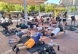 Participantes de la exhibición de crossfit en el Plaza Mayor de Medina del Campo