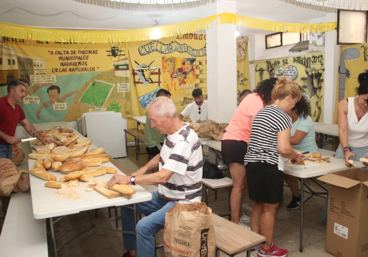 Preparativos para las fiestas de Cuéllar en la peña El Embudo.