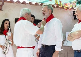 La Peña La Aldaba entrega el pañuelo de honor a El Norte de Castilla por su 170 aniversario