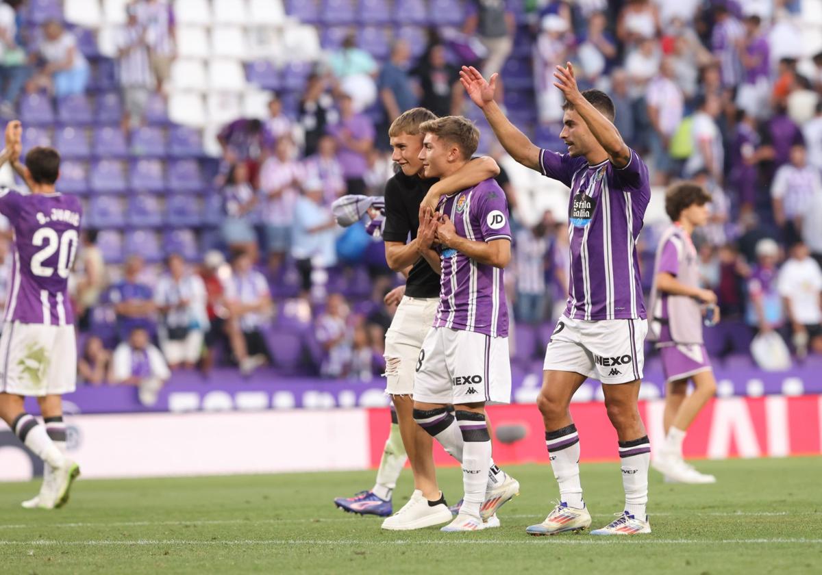 Jugadores del Pucela celebran la victoria frente al Espanyol