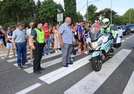 Vecinos de San Rafael interrumpen el tráfico en la travesía este viernes.