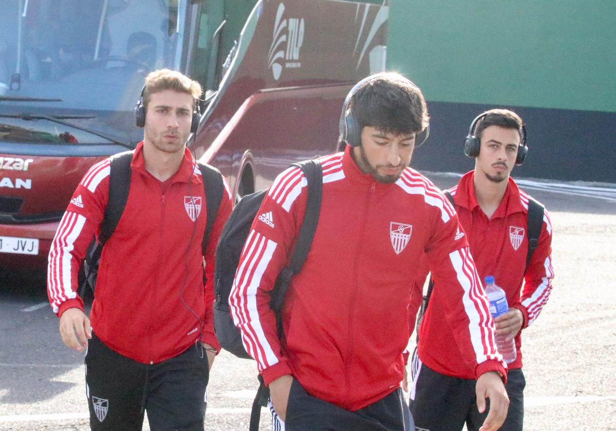 Abel Pascual, Silva y Javi Borrego bajan del autobús durante un desplazamiento de la Segoviana.