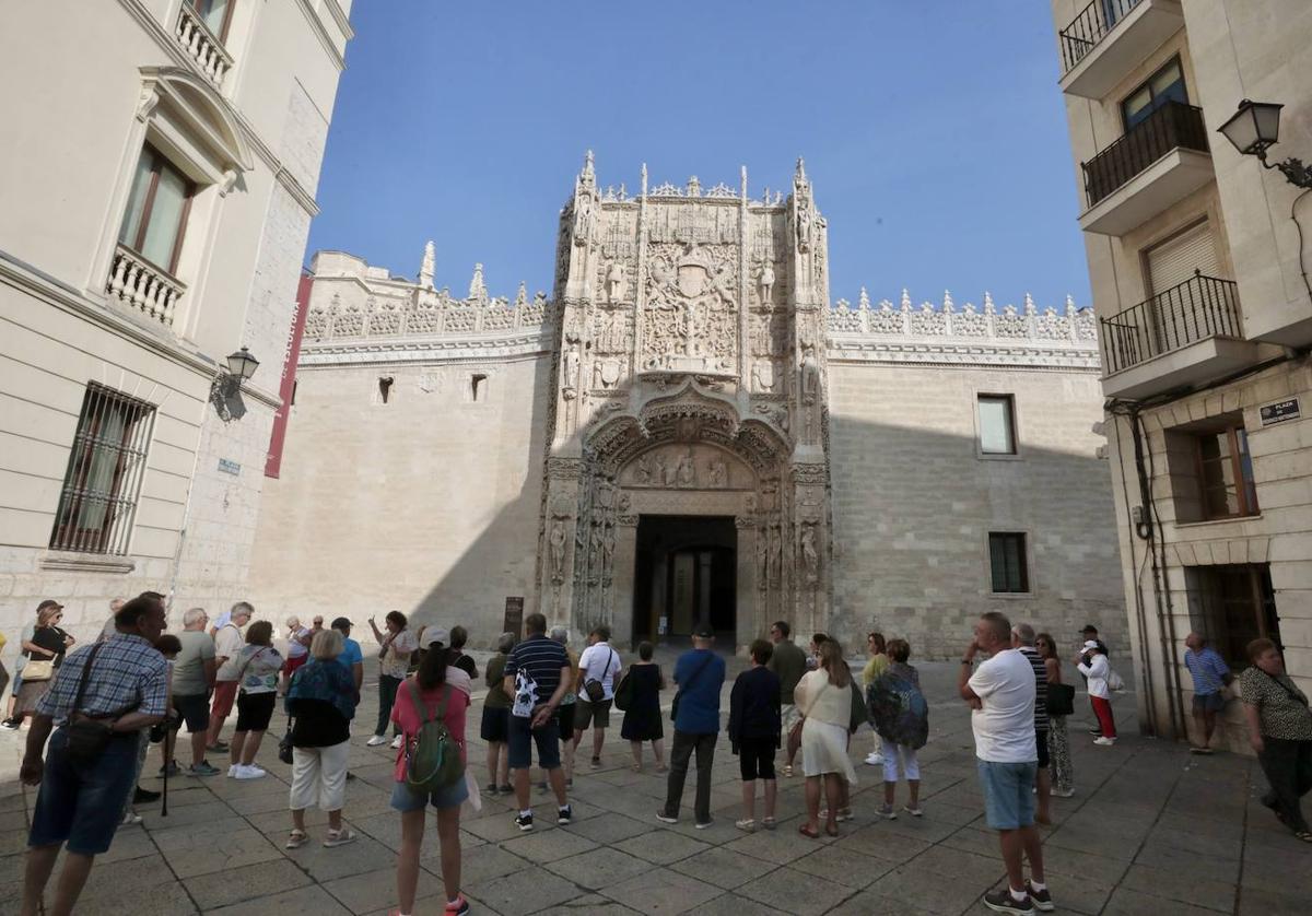 Turistas a las puertas del Museo Nacional de Escultura.