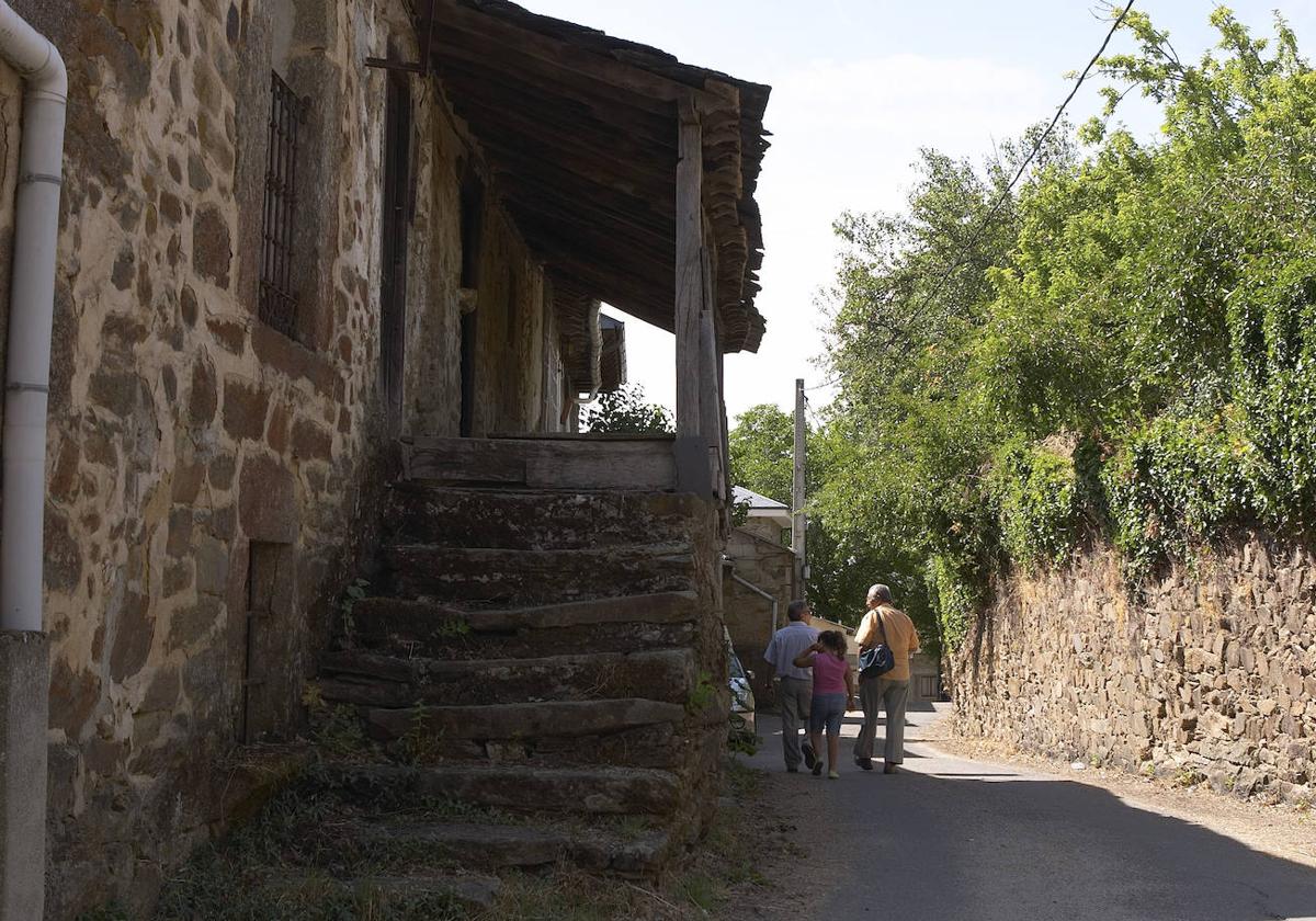 Tres personas caminan, en una imagen de archivo, por la localidad zamorana de Robleda-Cervantes.