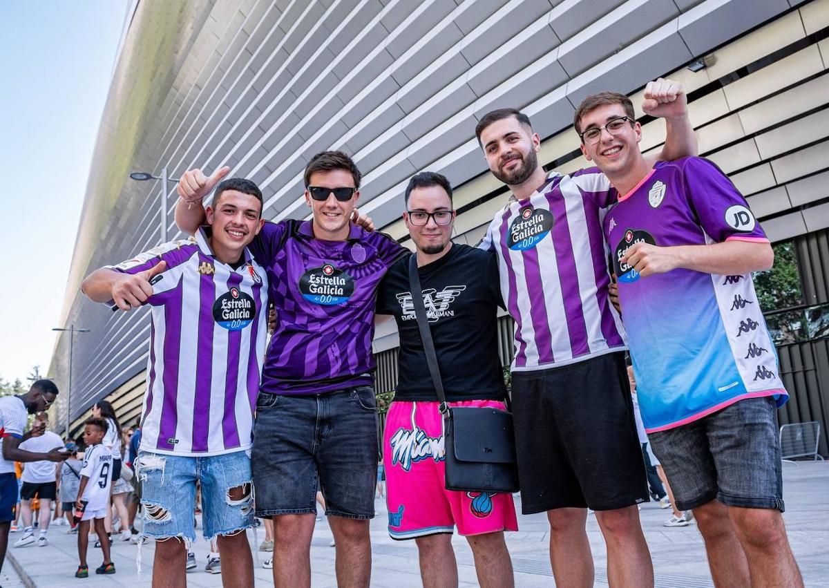 Imagen secundaria 1 - Las voces del cuarto anfiteatro cantan a todo pulmón en el Bernabéu