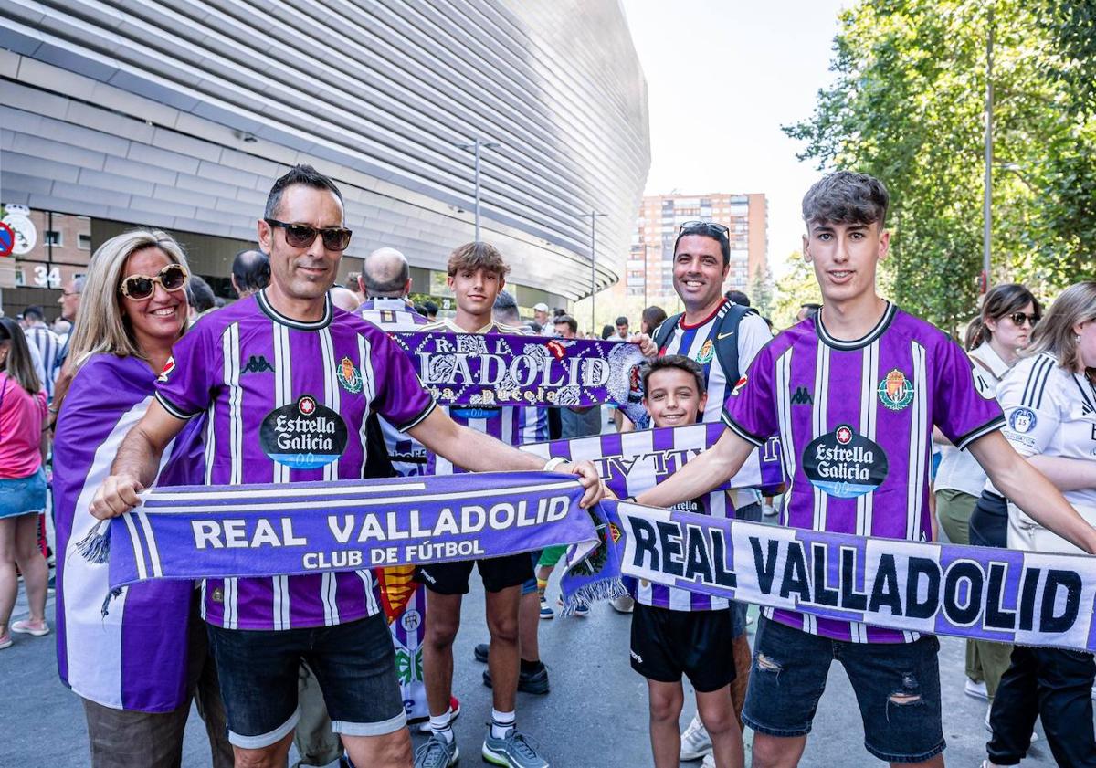 Imagen principal - Las voces del cuarto anfiteatro cantan a todo pulmón en el Bernabéu