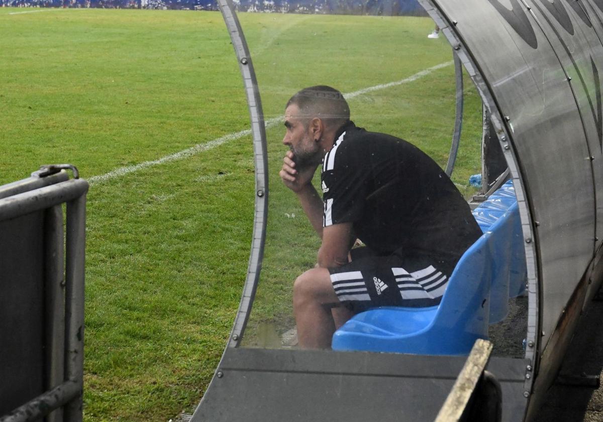 Ramsés Gil, pensativo, en el banquillo de Urritxe.