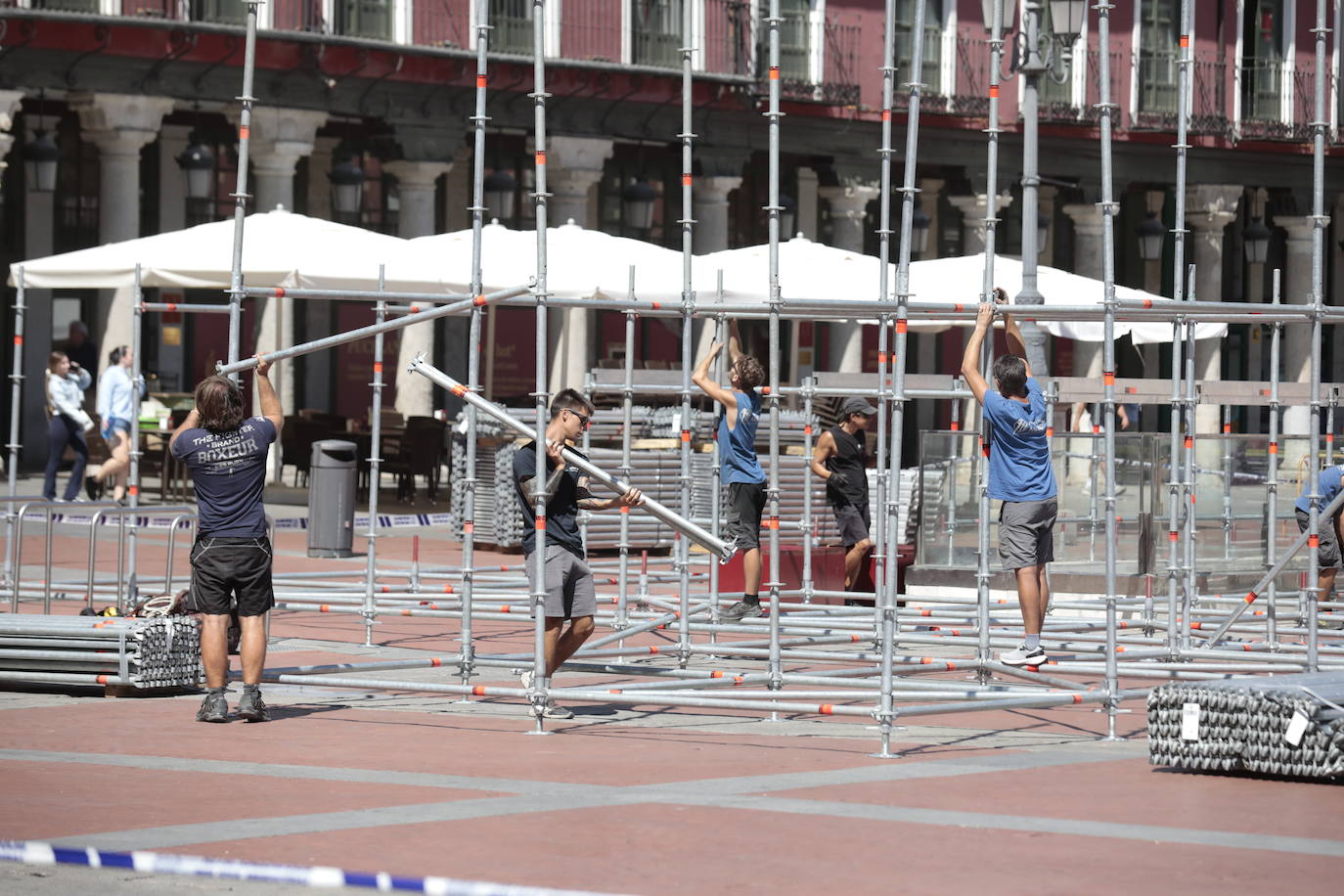 Valladolid se asoma a sus fiestas con el montaje del escenario en la Plaza Mayor