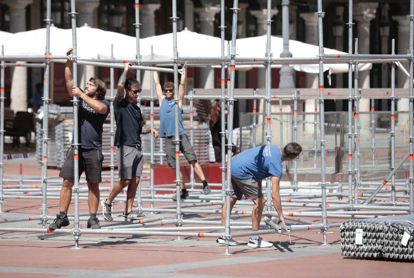 Valladolid se asoma a sus fiestas con el montaje del escenario en la Plaza Mayor