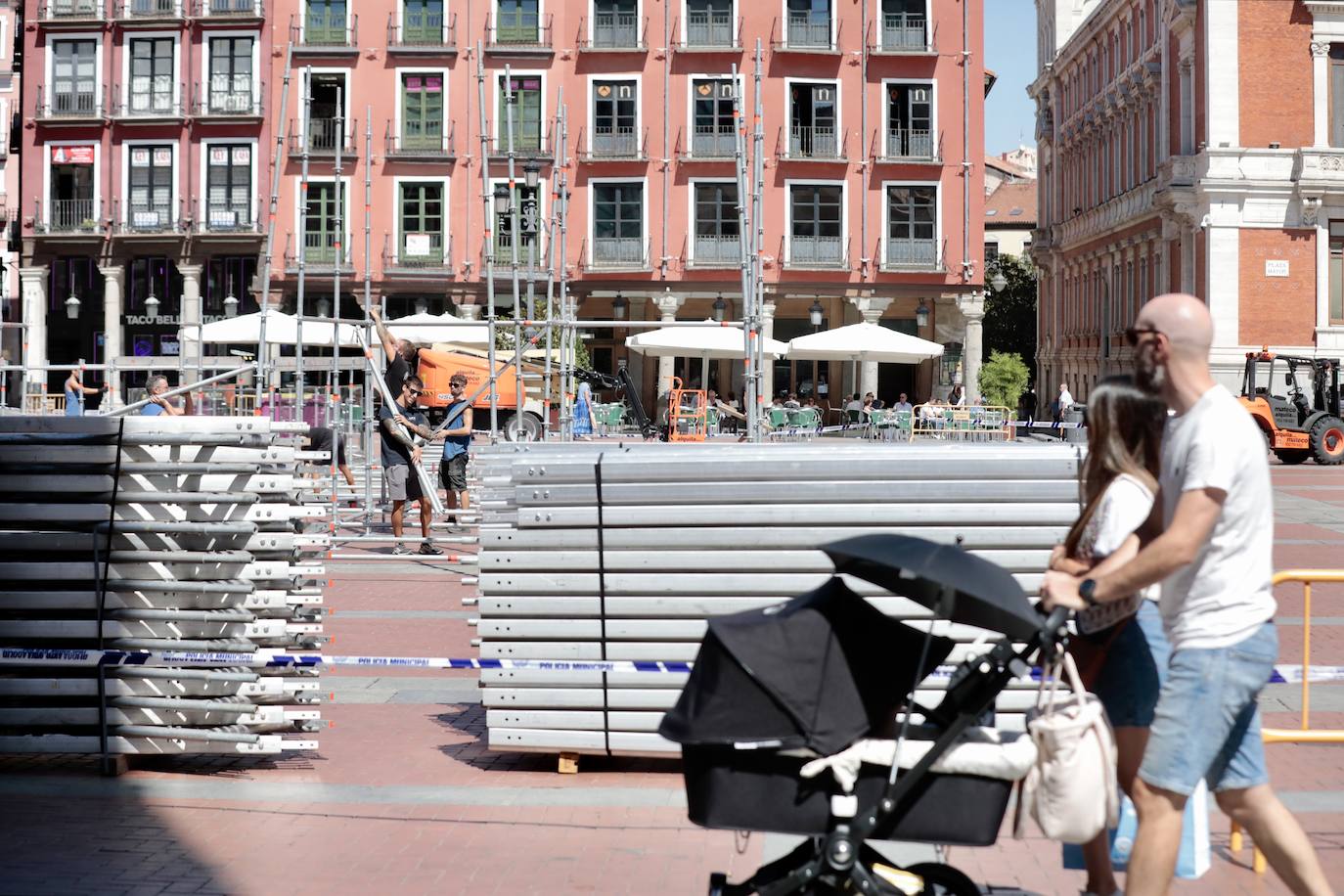 Valladolid se asoma a sus fiestas con el montaje del escenario en la Plaza Mayor