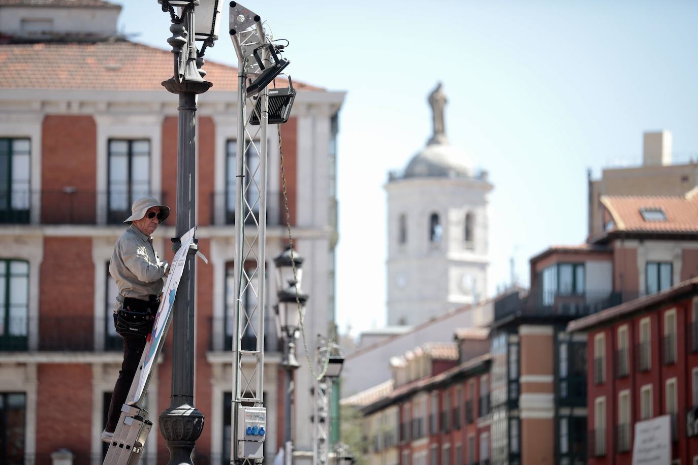 Valladolid se asoma a sus fiestas con el montaje del escenario en la Plaza Mayor