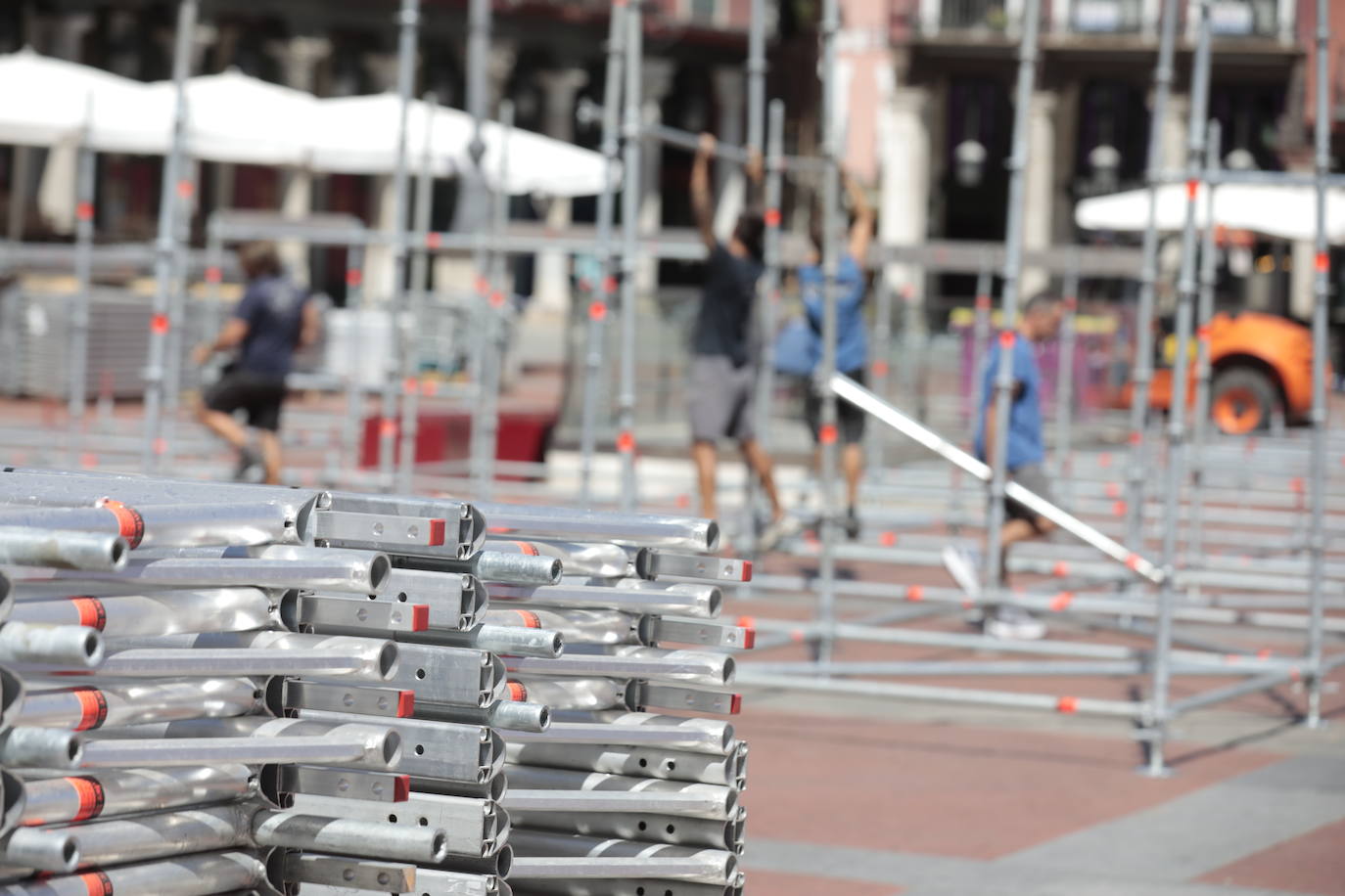 Valladolid se asoma a sus fiestas con el montaje del escenario en la Plaza Mayor