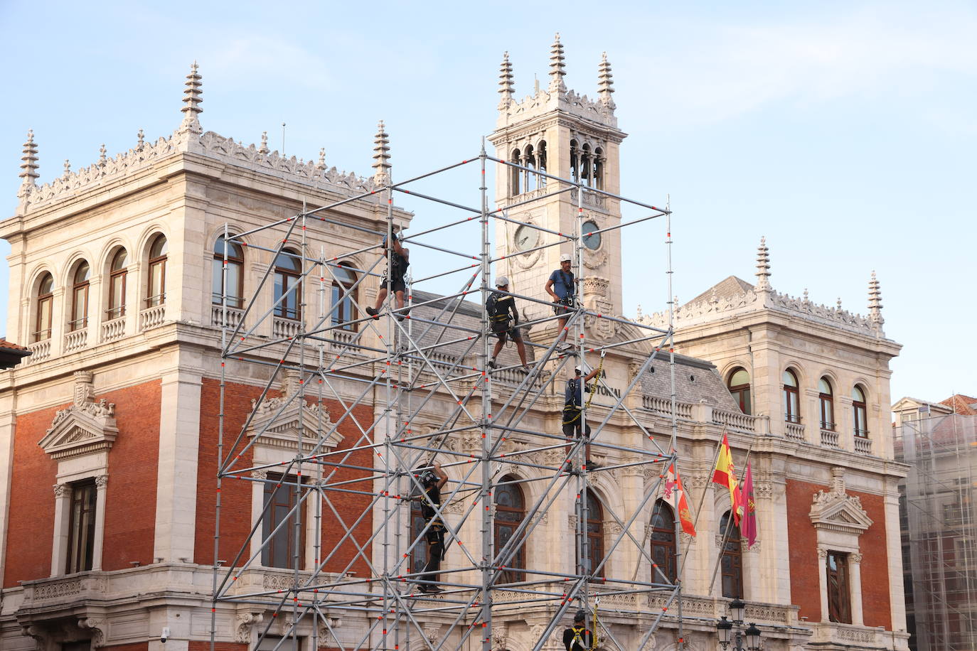 Valladolid se asoma a sus fiestas con el montaje del escenario en la Plaza Mayor