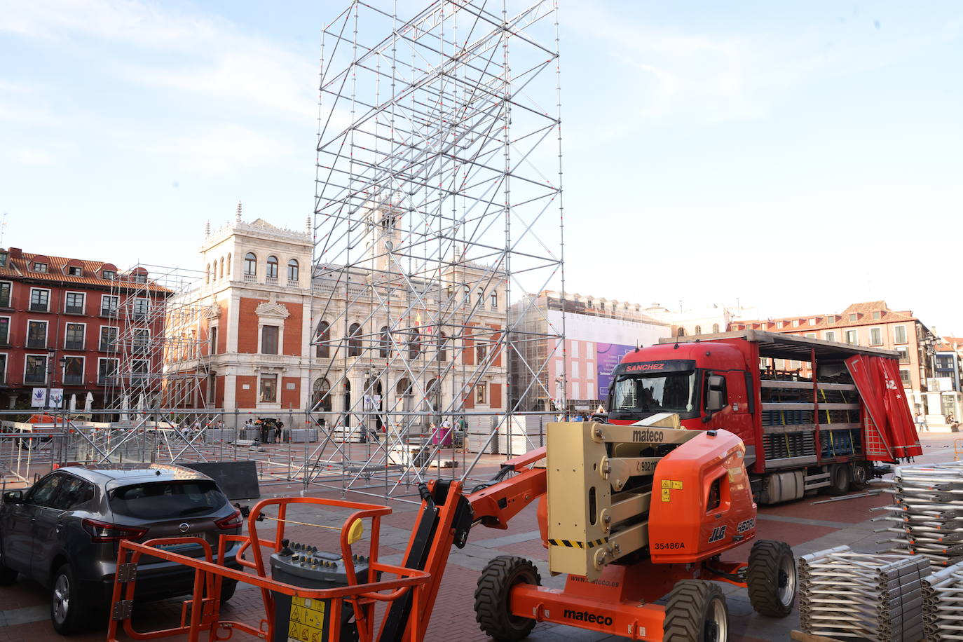 Valladolid se asoma a sus fiestas con el montaje del escenario en la Plaza Mayor