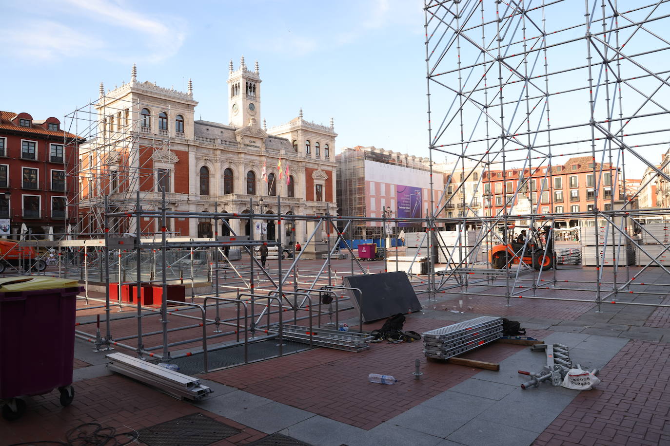 Valladolid se asoma a sus fiestas con el montaje del escenario en la Plaza Mayor