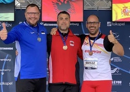 Rubén Fernández, a la derecha, luce medalla de bronce en la competición de peso.