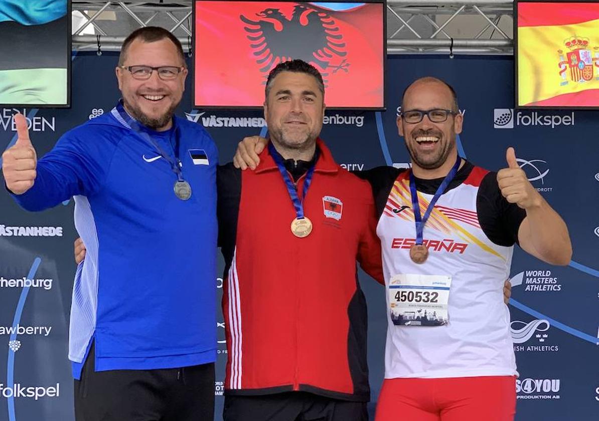 Rubén Fernández, a la derecha, luce medalla de bronce en la competición de peso.