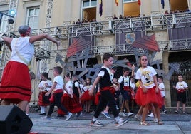 Los niños dan la bienvenida a las fiestas con el pregón infantil