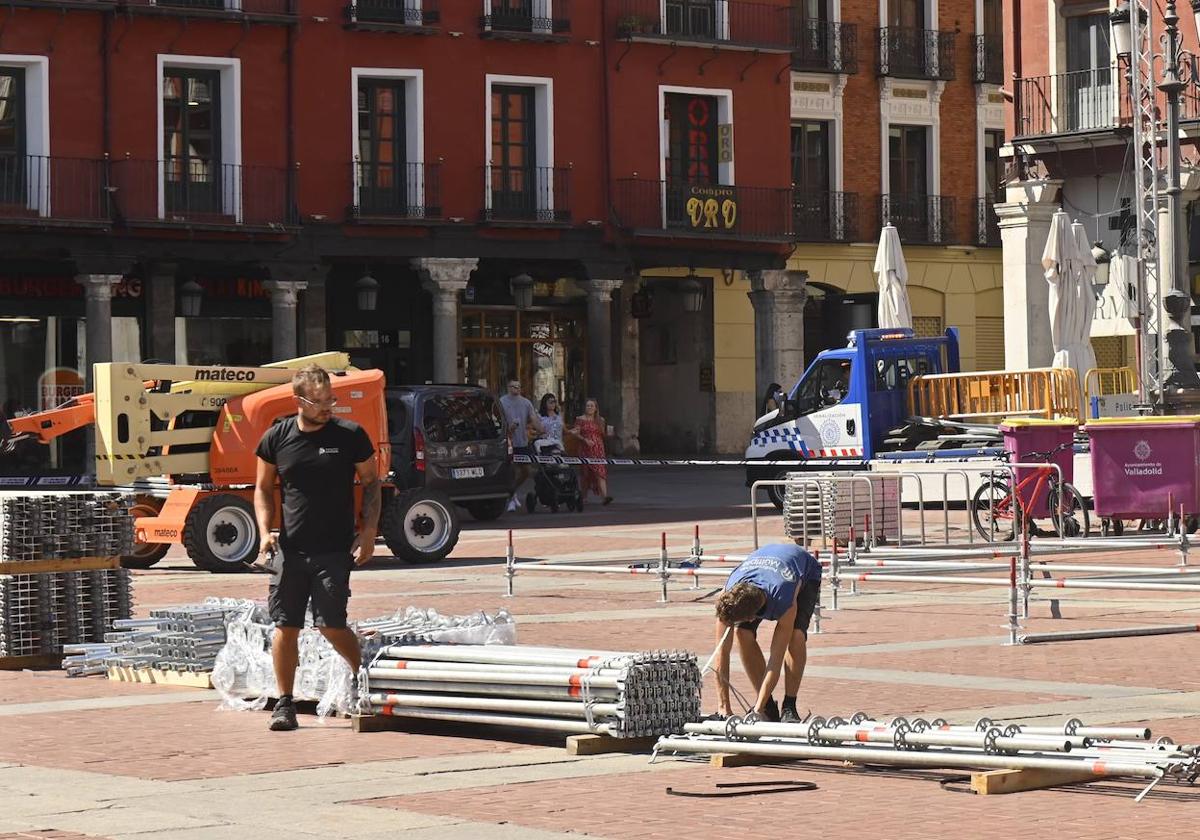 Montaje este lunes del escenario de la Plaza Mayor.